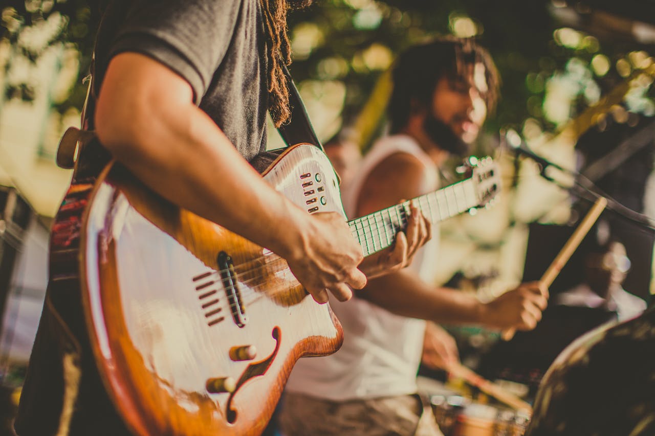 Dynamic image of a band playing live music in San Juan, featuring guitar and drums.